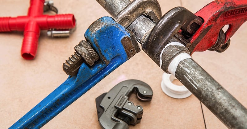 Les outils de plomberie indispensables pour un kit de réparation maison efficace