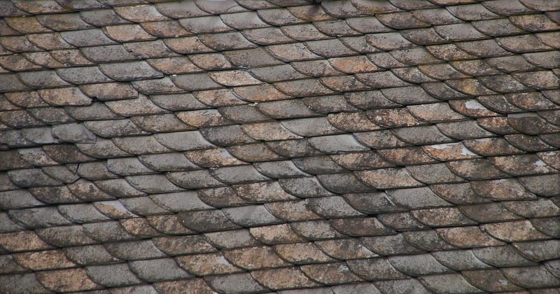 Toiture : comment repérer et boucher un trou avant l’arrivée de la pluie, vite