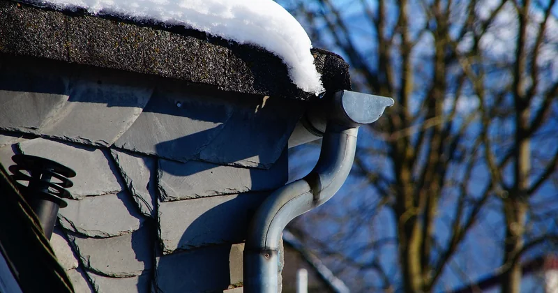 À quelle fréquence nettoyer une gouttière zinc, vraiment ?